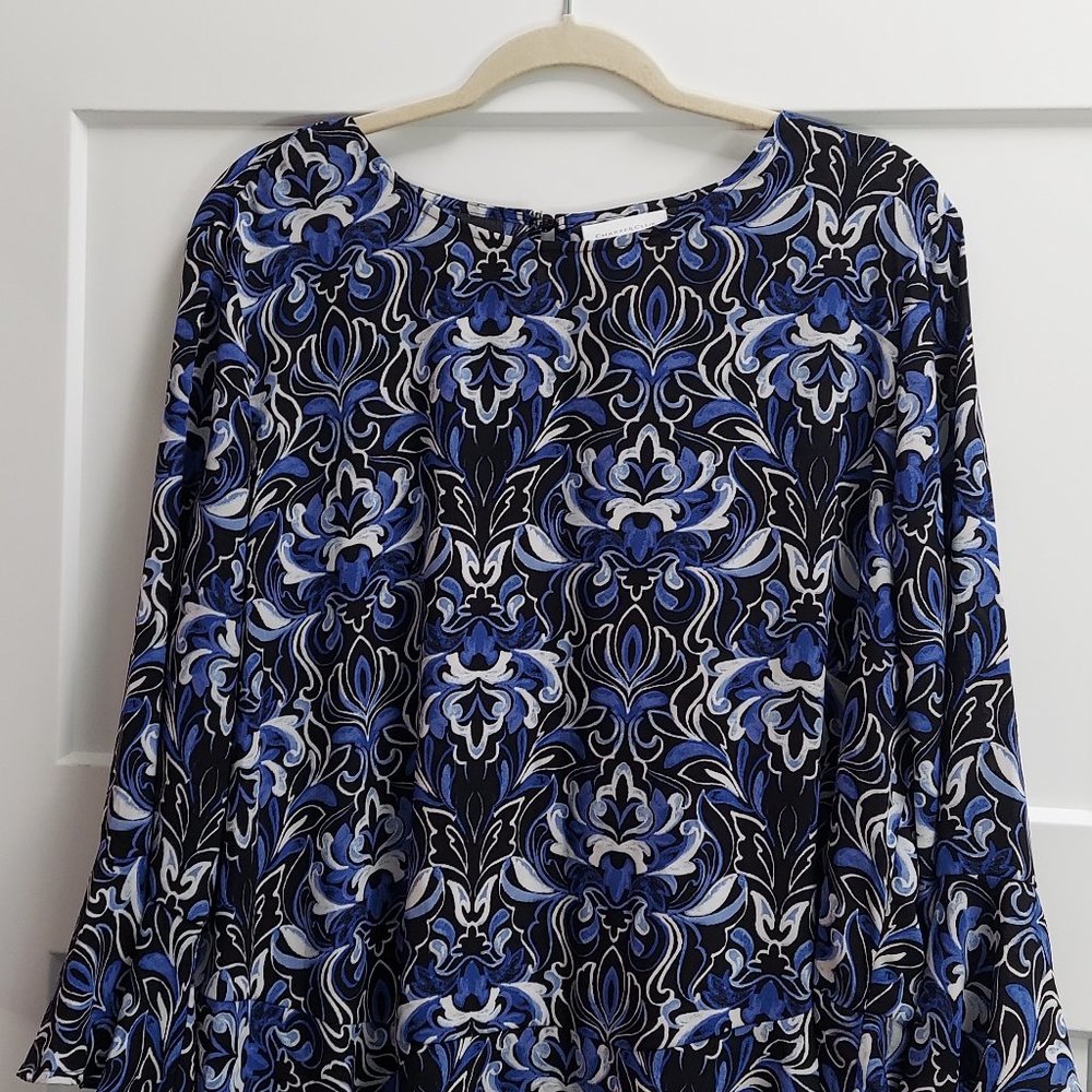 Beautiful Top with Discreet Ruffle Bottom and Sleeves